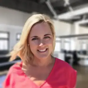 Blonde vrouw glimlacht in interieur.