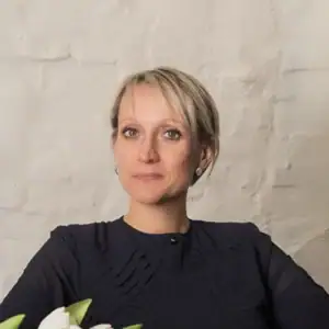 Gelaat van vrouw met kort blond haar.